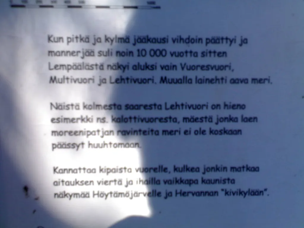 Lehtivuori-taulun teksti jääkauden jälkeisestä saarihistoriasta ja näköalapaikasta