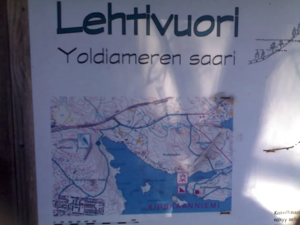 Lehtivuori-taulun vasen puoli: otsikko ”Lehtivuori – Yoldiameren saari” ja peruskarttaote Lehtivuoren ja Höytämönjärven alueesta